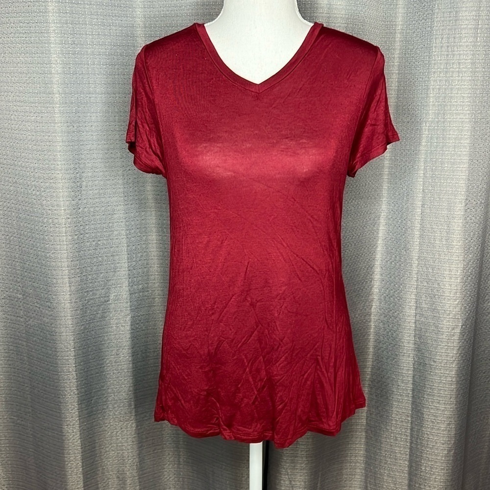 ACTIVE USA SMALL BURGUNDY SHORT SLEEVED VNECK TSHIRT